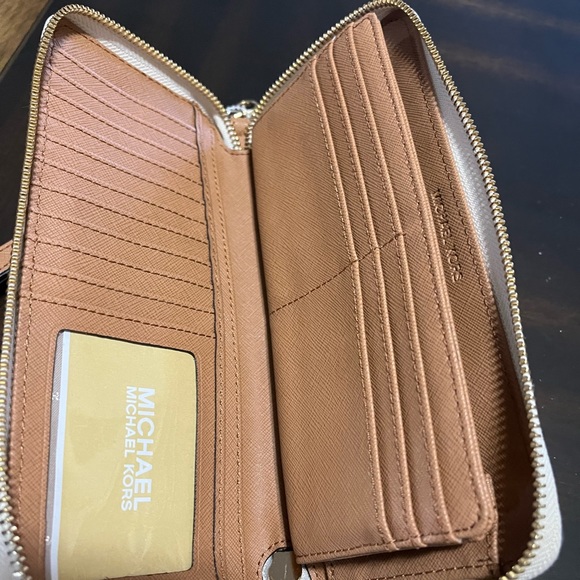 Michael Kors Jet Set Continental Accordion Wallet - Picture 7 of 13